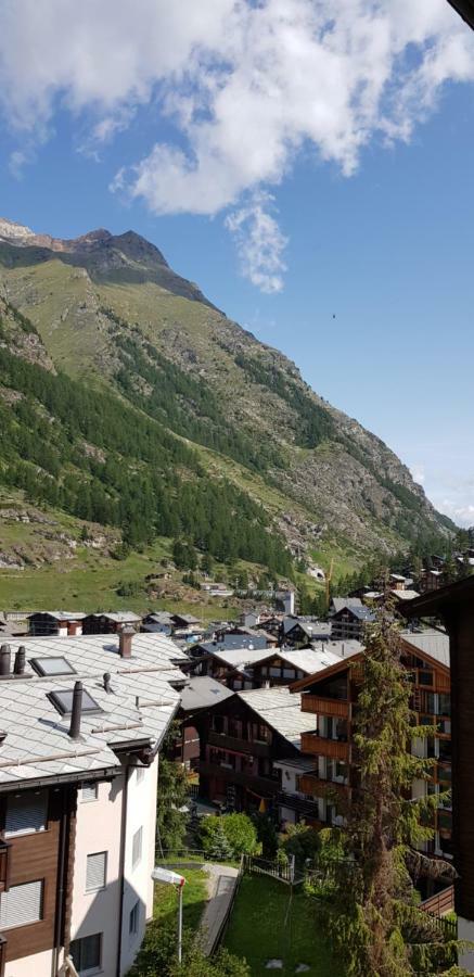 Haus Les Melezes C Apartment Zermatt Bagian luar foto